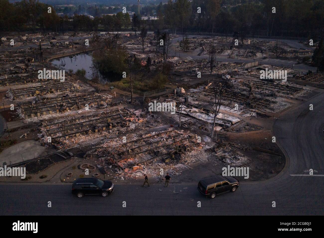 I funzionari della sicurezza effettuano un'indagine sul quartiere Bear Lakes Estates, che è stato lasciato devastato dall'incendio di Almeda a Phoenix, Oregon, Stati Uniti, il 9 settembre 2020. Immagine acquisita con un drone. REUTERS/Adrees Lazio Foto Stock