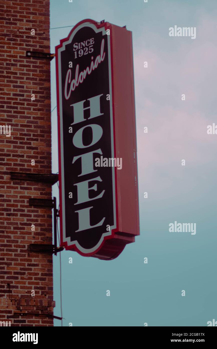 L'insegna Colonial Hotel nel centro di Brownsville, Texas. Foto Stock