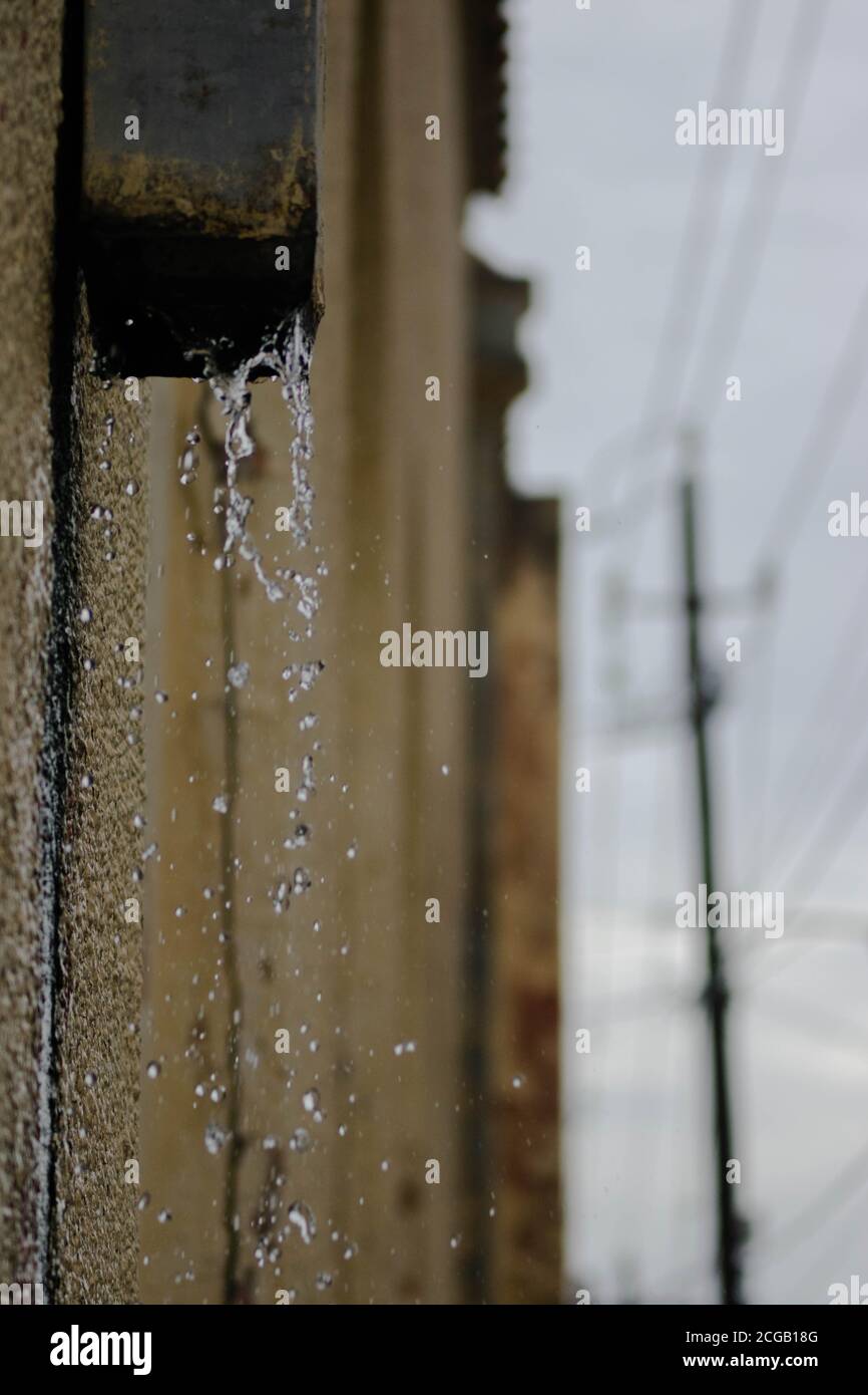 Acqua che scorre attraverso un tubo nel centro di Brownsville, Texas. Foto Stock