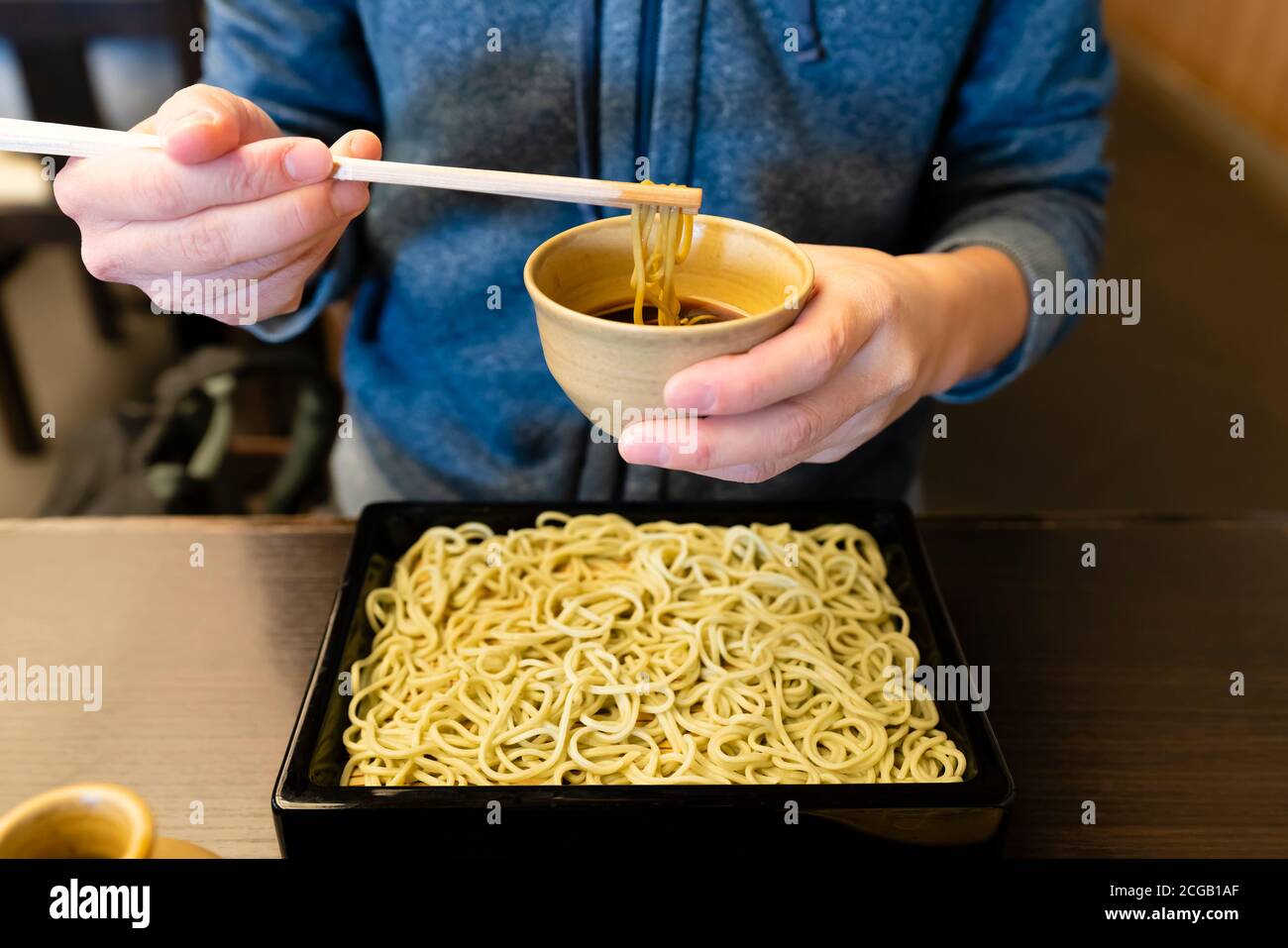 Donna che ama il noodle di soba giapponese Foto Stock