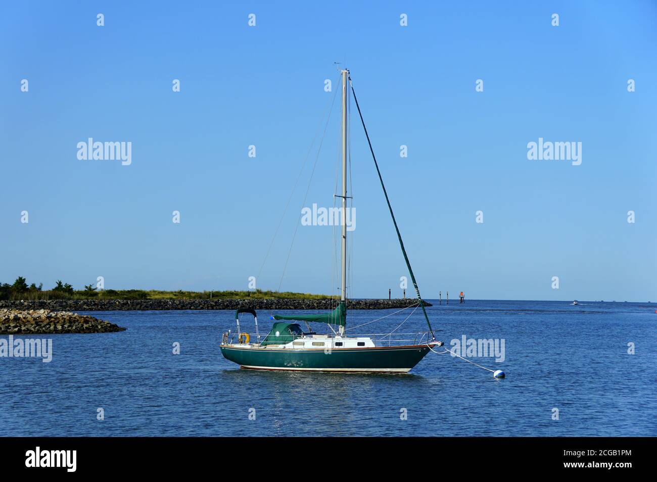 Una barca a vela verde sulla baia vicino Lewes, Delaware, U.S.A Foto Stock
