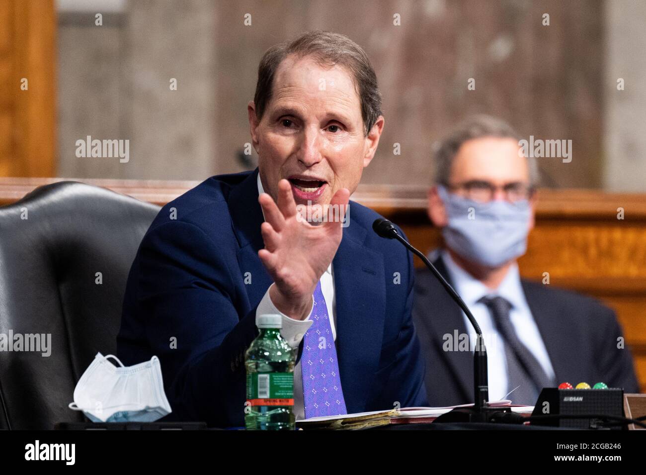 Washington, Stati Uniti. 09 settembre 2020. Il senatore degli Stati Uniti Ron Wyden (D-OR) parla ad un'audizione del Comitato di intelligenza del Senato. Credit: SOPA Images Limited/Alamy Live News Foto Stock