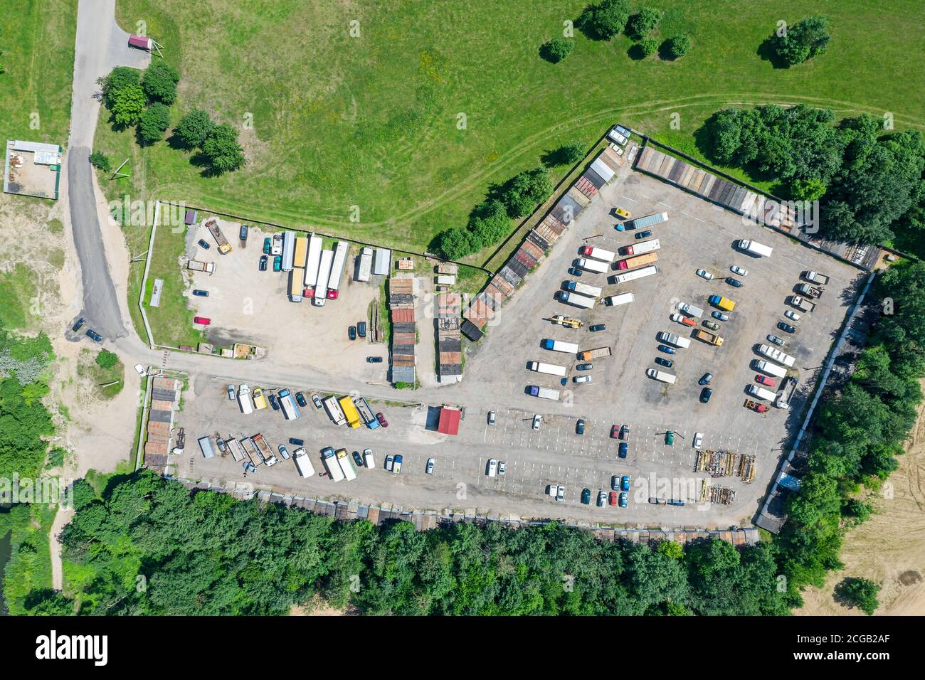 vista aerea dall'alto dei camion sul parcheggio. quartiere industriale suburbano. fotografia drone Foto Stock