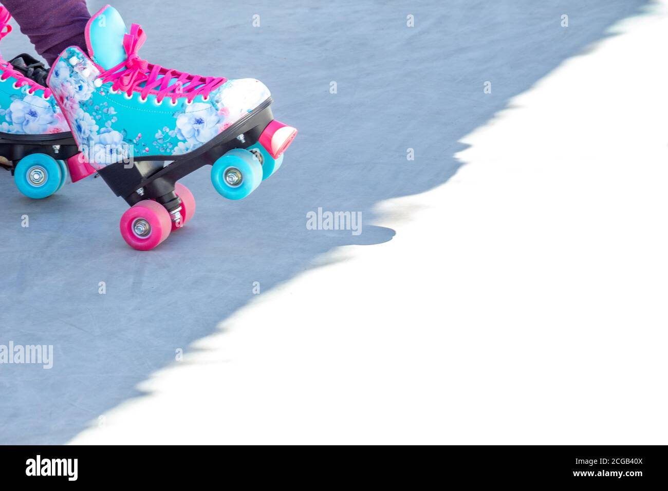 Primo piano di pattini colorati su sfondo grigio. Pattini a rotelle per  pattinaggio a figura Foto stock - Alamy