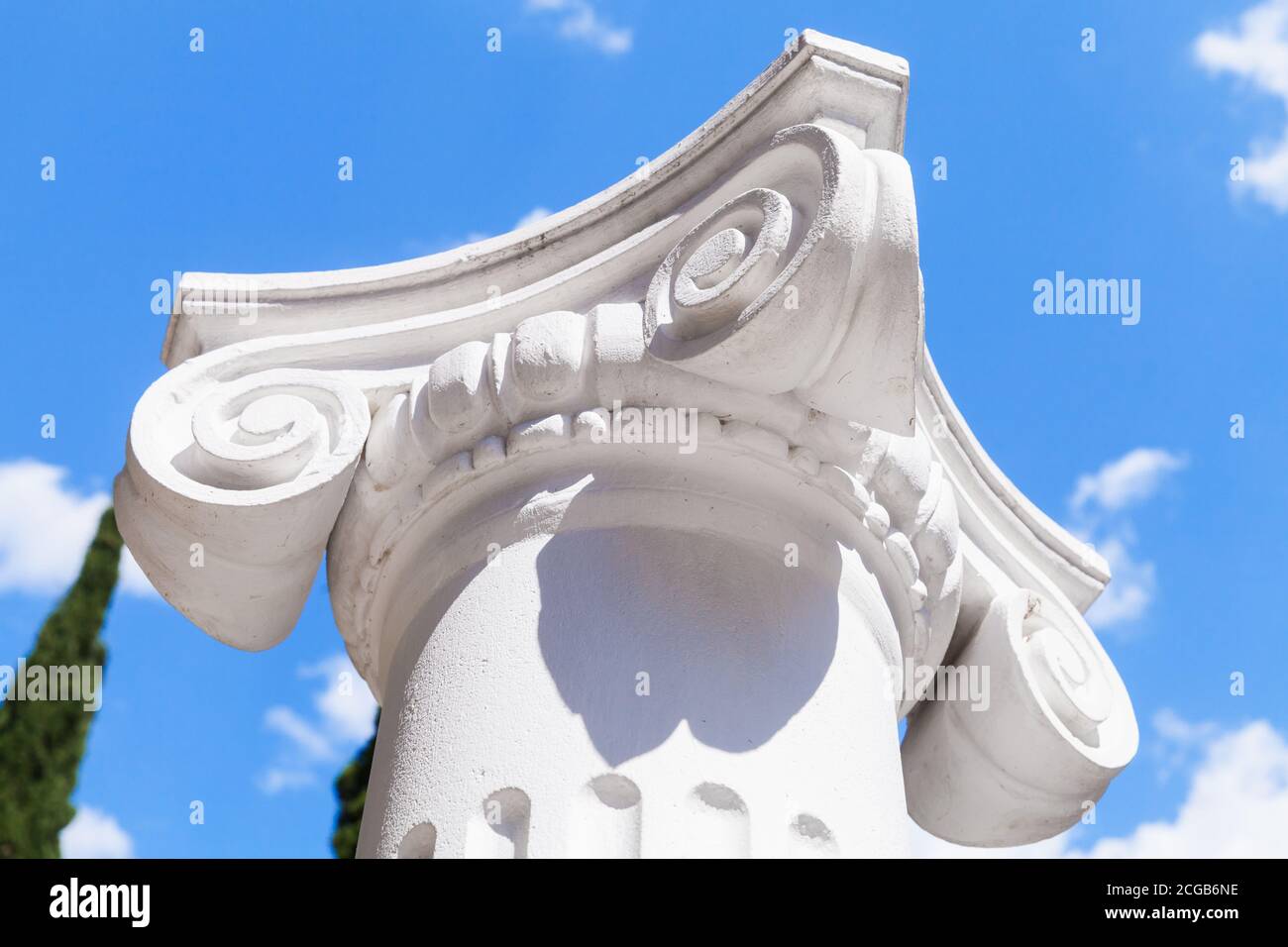 Il frammento portico della colonna bianca è sotto il cielo blu, ordine ionico. Modello di architettura classica, primo piano Foto Stock