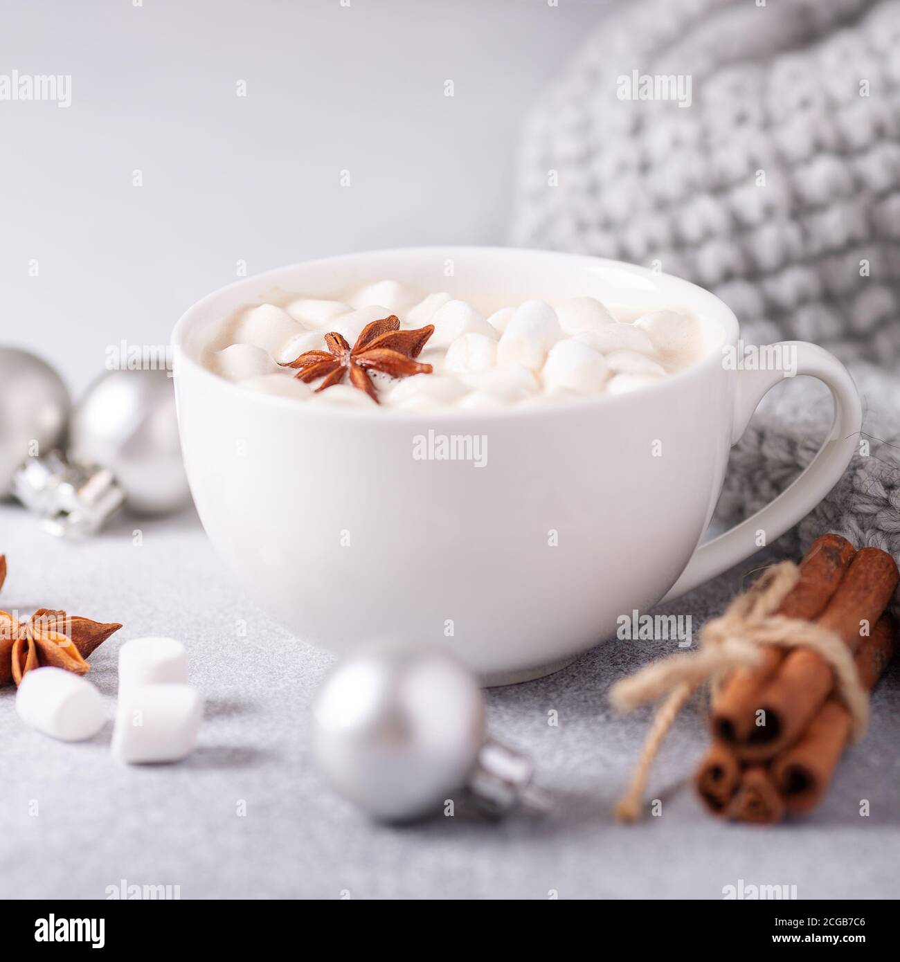 Tazza bianca con caffè e marshmallow, maglione, cannella. Accogliente composizione natalizia. Higge Concept Soft Focus - immagine Foto Stock