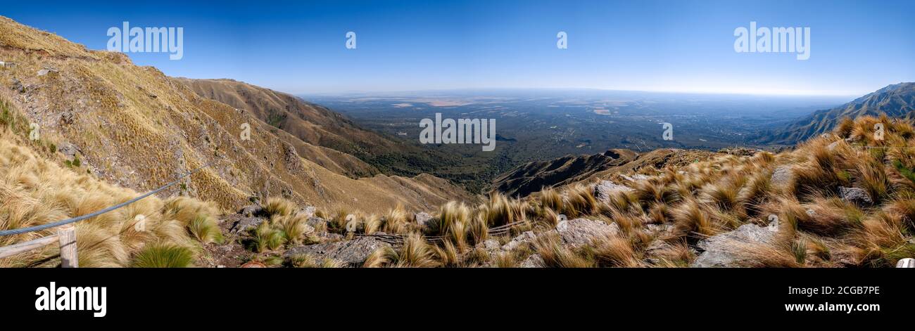 Panorama dalla cima del punto di vista del sole a Merlo, San Luis, Argentina, una montagna steppa per praticare il parapendio Foto Stock