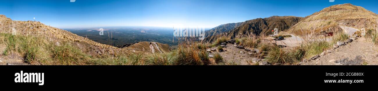 Panorama dalla cima del punto di vista del sole a Merlo, San Luis, Argentina, una montagna steppa per praticare il parapendio con strade curvilinee Foto Stock