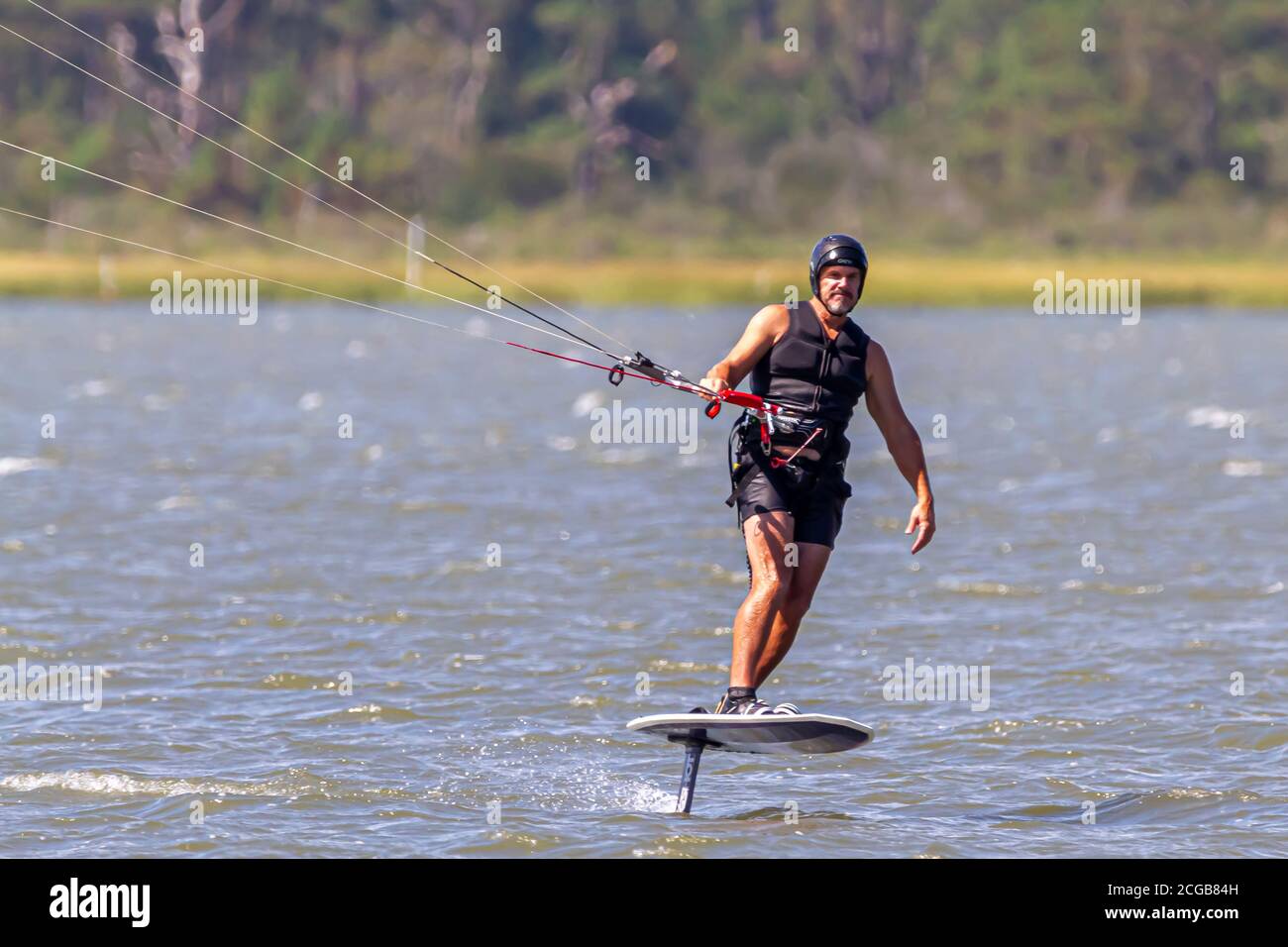 Assateague Island, MD, USA 09/05/2020: Un professionista kite surfer è sulla sua kite bordo al largo della costa dell'isola di Assateague. Sta navigando con un professionista completo Foto Stock
