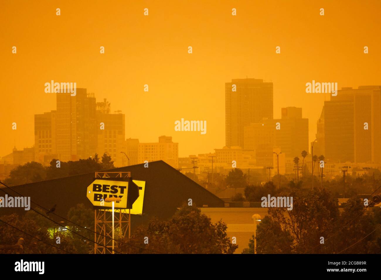 9 settembre 2020. Lo skyline di Oakland con il cielo arancione del pomeriggio dal fumo tossico dei fuochi d'campo dell'Oregon e della California. Foto Stock