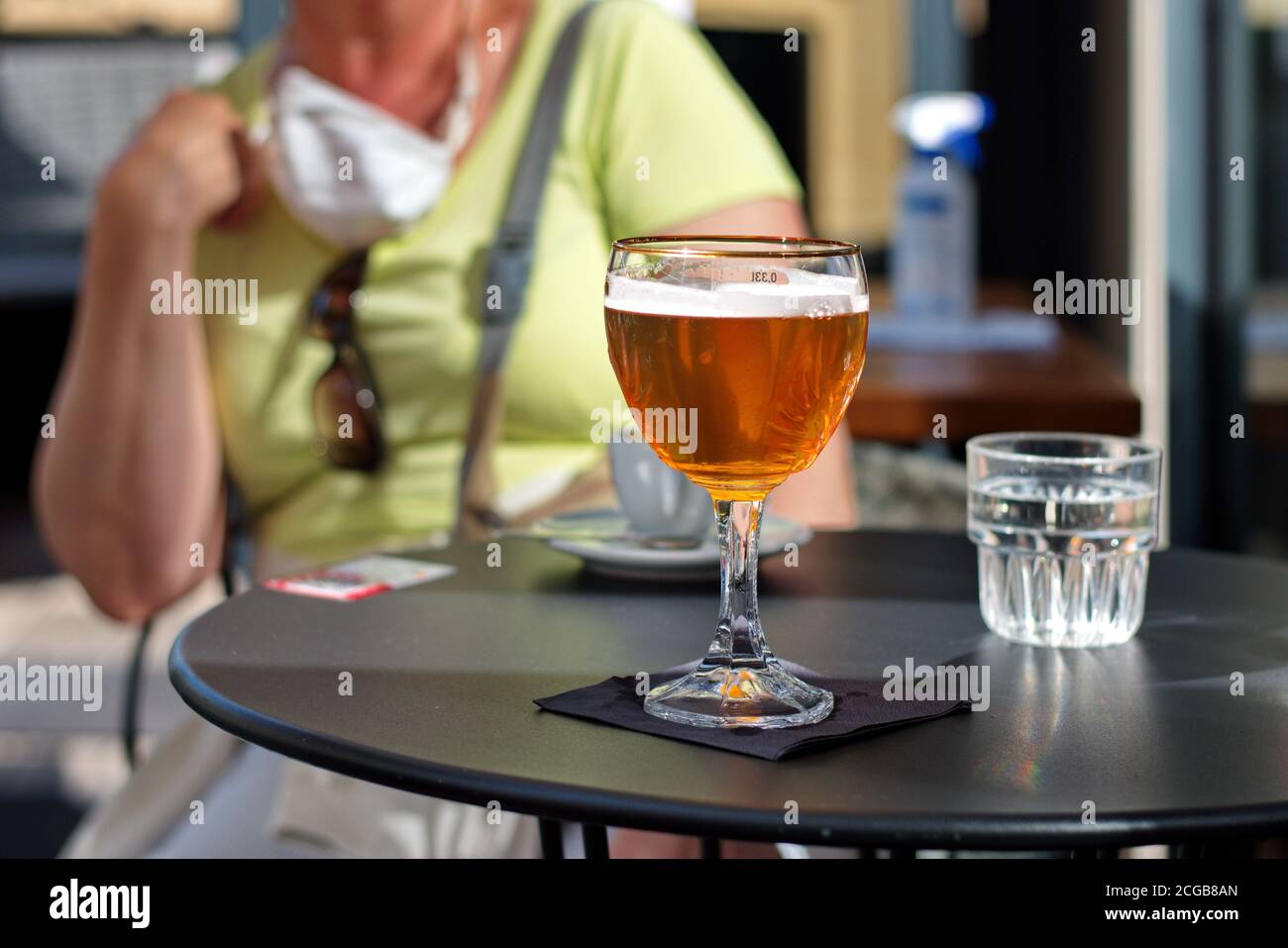 Primo piano di un bicchiere con birra fresca fredda su un tabella Foto Stock