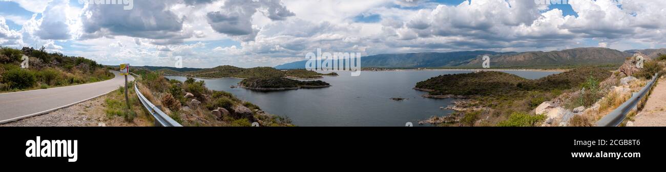 Panorama della strada dell'oro, San Luis, Argentina, che sale steppa montagne e grandi laghi con vie di salita curvy Foto Stock