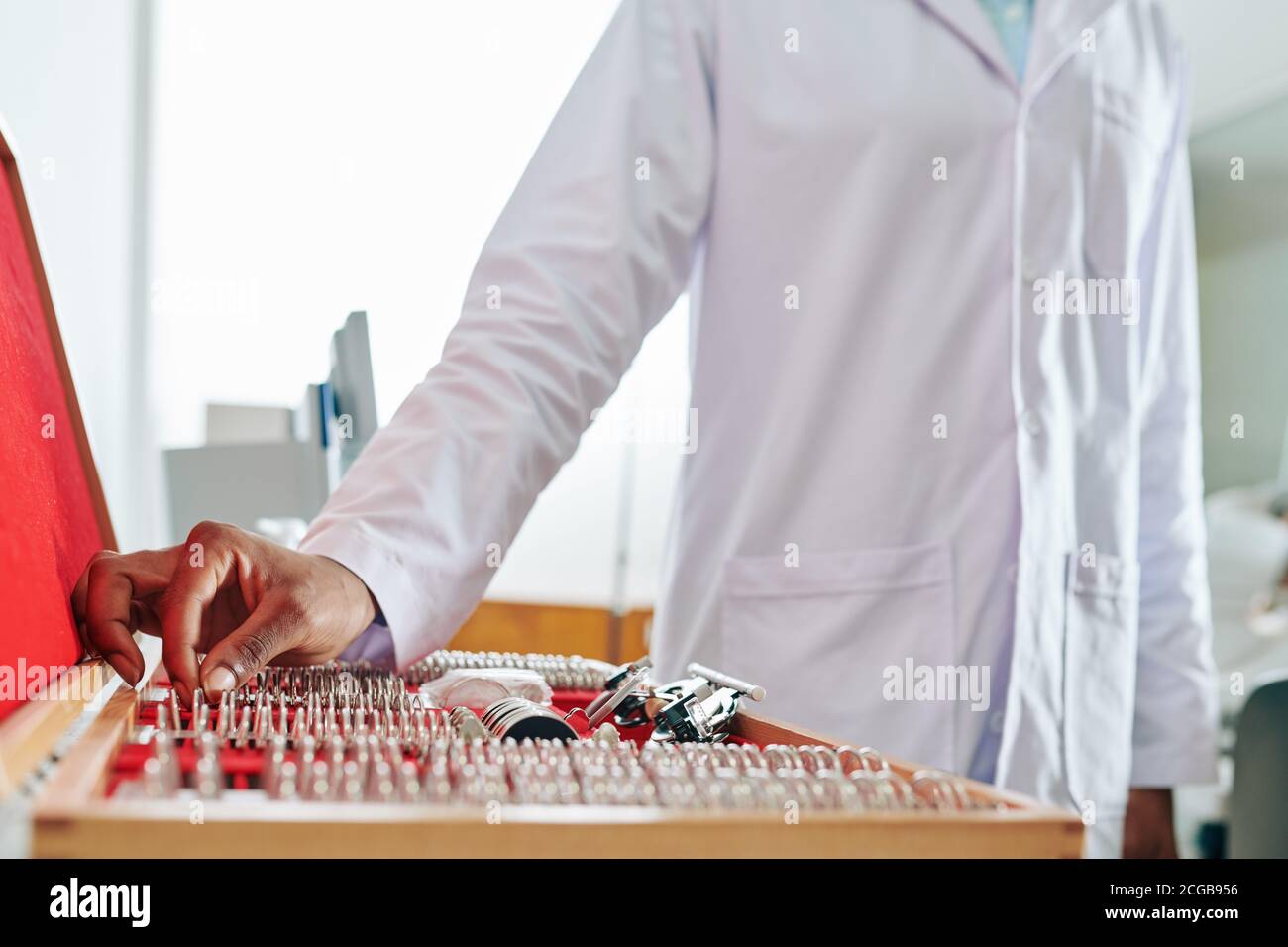 Oftalmologo scelta lenti correttive Foto Stock