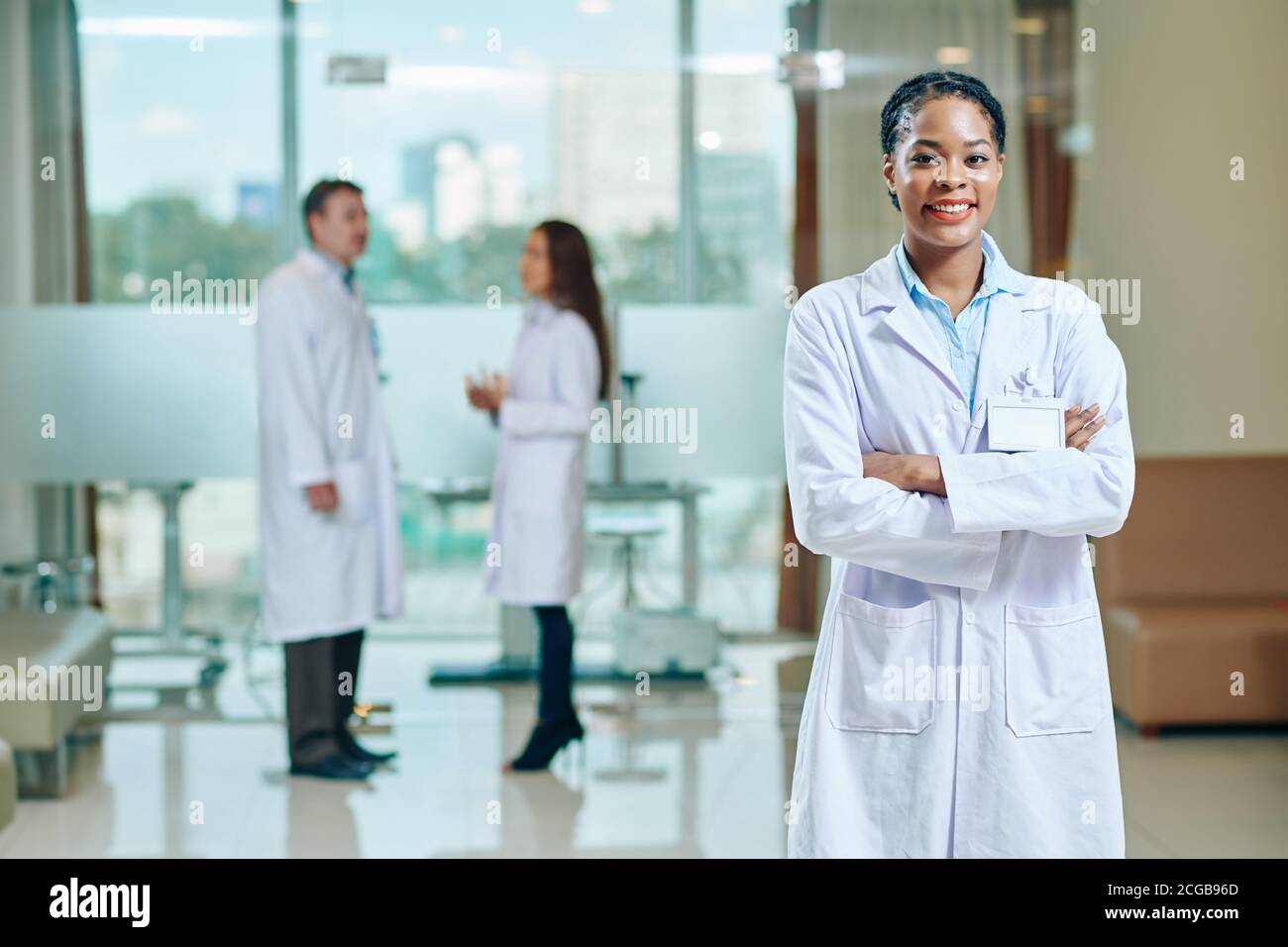 Sorridente fiducioso medico donna Foto Stock