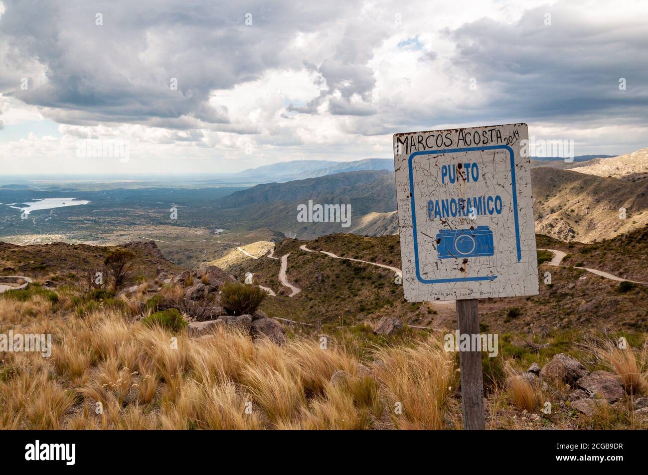 Arrugginito segno di punto di vista in Gold's Road, San Luis, Argentina, che sale montagne steppe con vie di salita curve Foto Stock