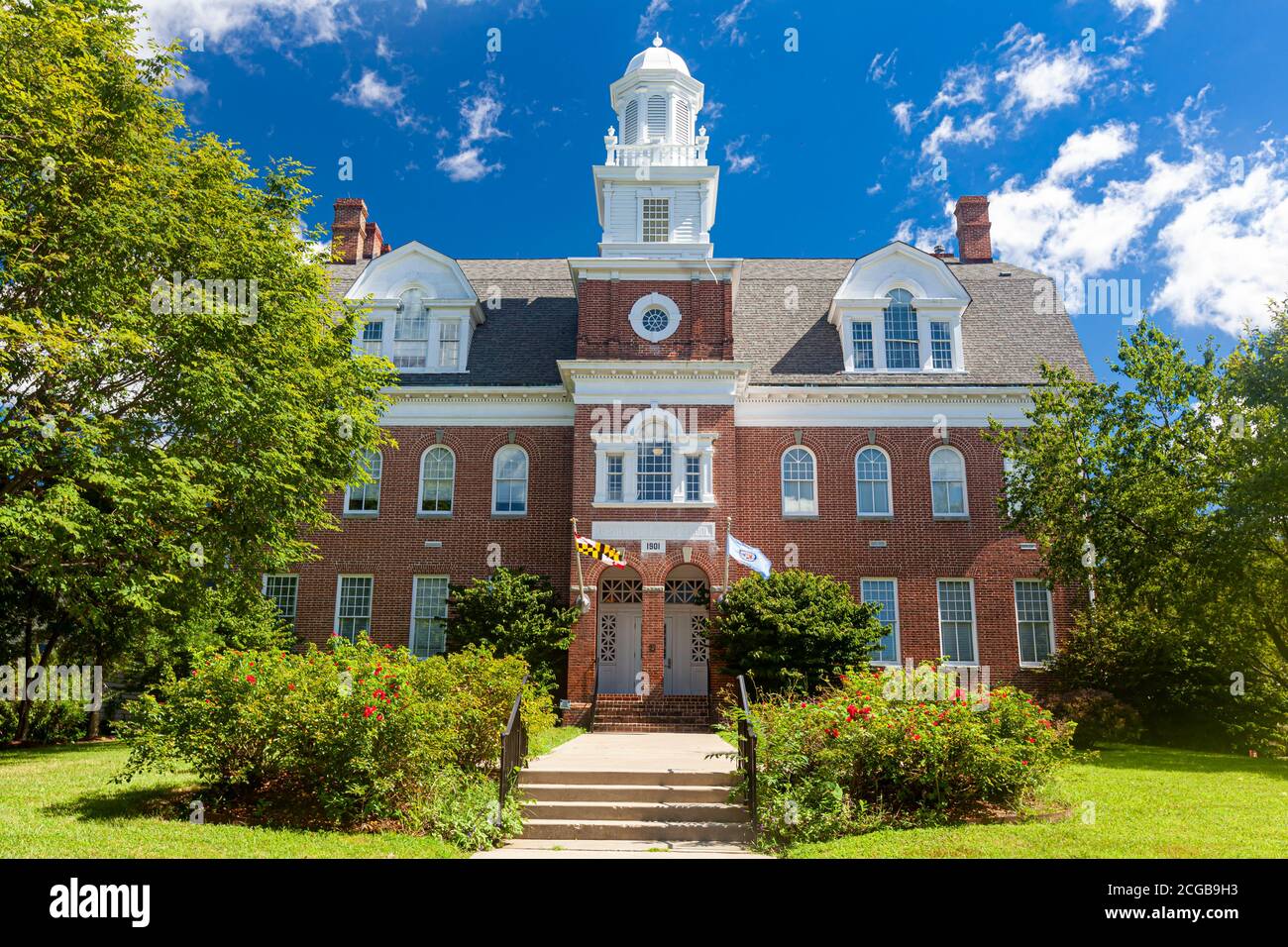 Chestertown, MD, USA 08/30/2020: Chestertown Public School Building, attualmente utilizzato come edificio governativo della contea di Kent. Ha tetto di gambrel, mattoni e. Foto Stock