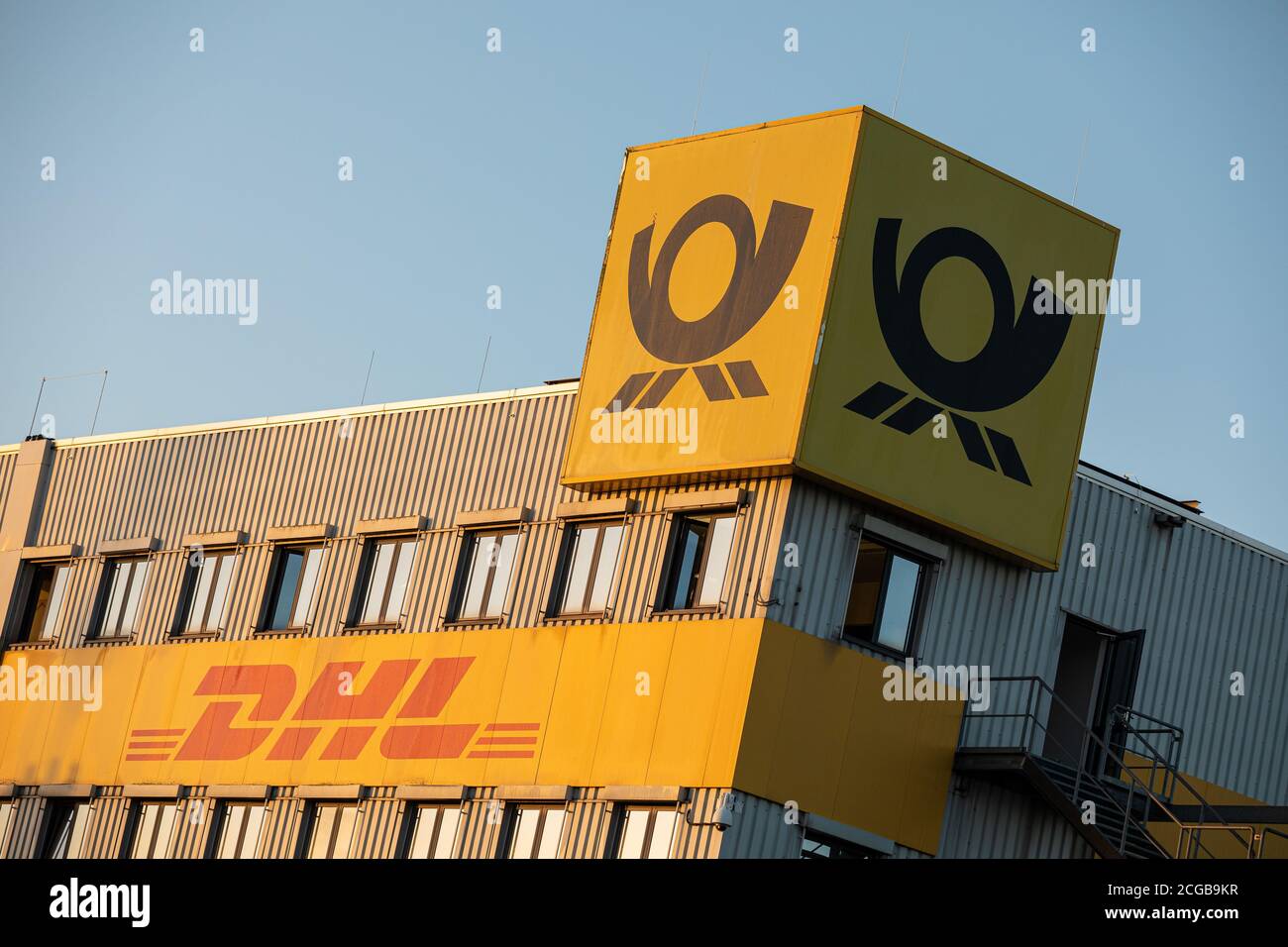 Hannover, Germania. 10 settembre 2020. I loghi di Deutsche Post e DHL si possono vedere alla luce del sole che sorge su una facciata della filiale Deutsche Post-DHL nel distretto di Andersen. Verdi chiede un aumento del reddito e delle indennità di formazione. Il terzo ciclo di negoziati si svolgerà il 21 e 22 settembre. Credit: Moritz Frankenberg/dpa/Alamy Live News Foto Stock