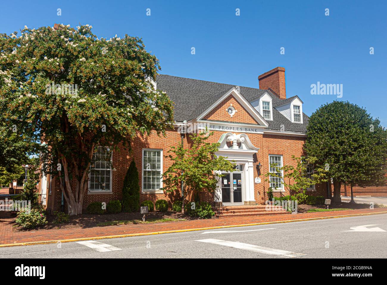 Chestertown, MD, USA 08/30/2020: Primo piano della sede principale della Peoples Bank. Fondata nel 1910 a Chestertown, è una comunità indipendente Foto Stock