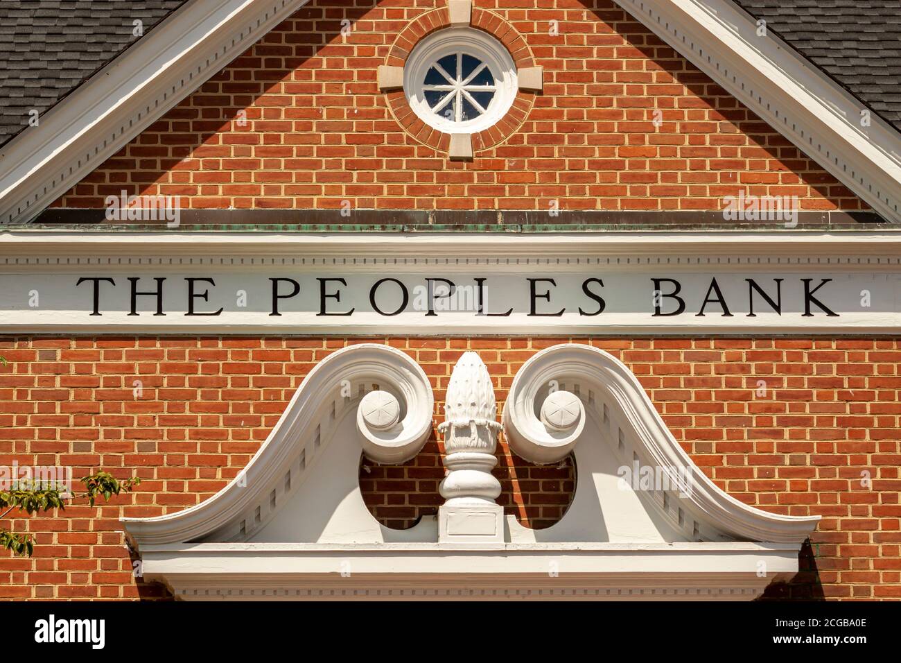 Chestertown, MD, USA 08/30/2020: Primo piano della sede principale della Peoples Bank. Fondata nel 1910 a Chestertown, è una comunità indipendente Foto Stock