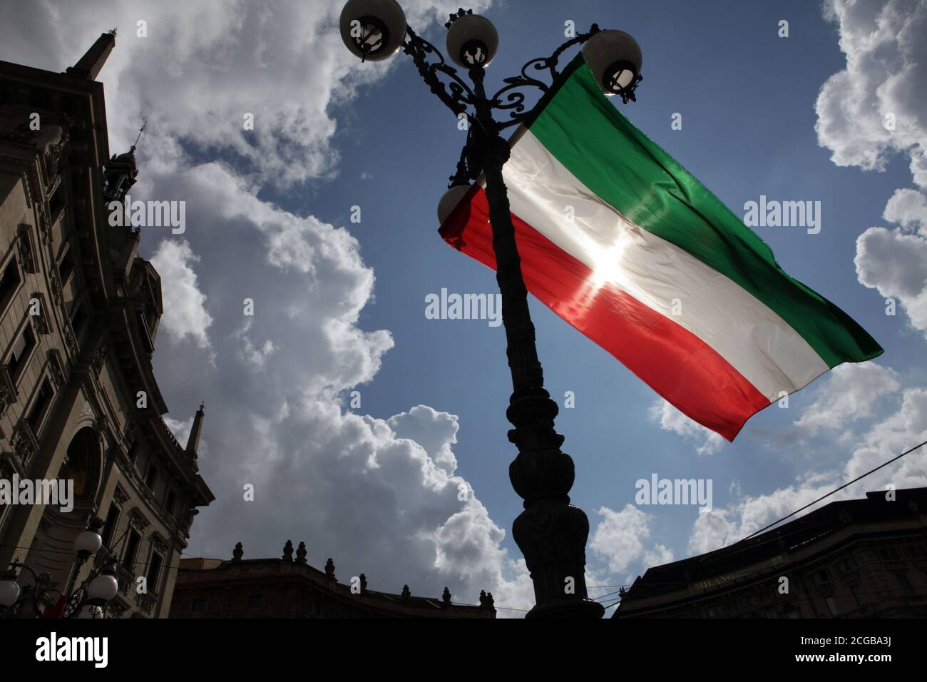 MILANO - bandiera italiana sulla piazza Cordusio Foto Stock