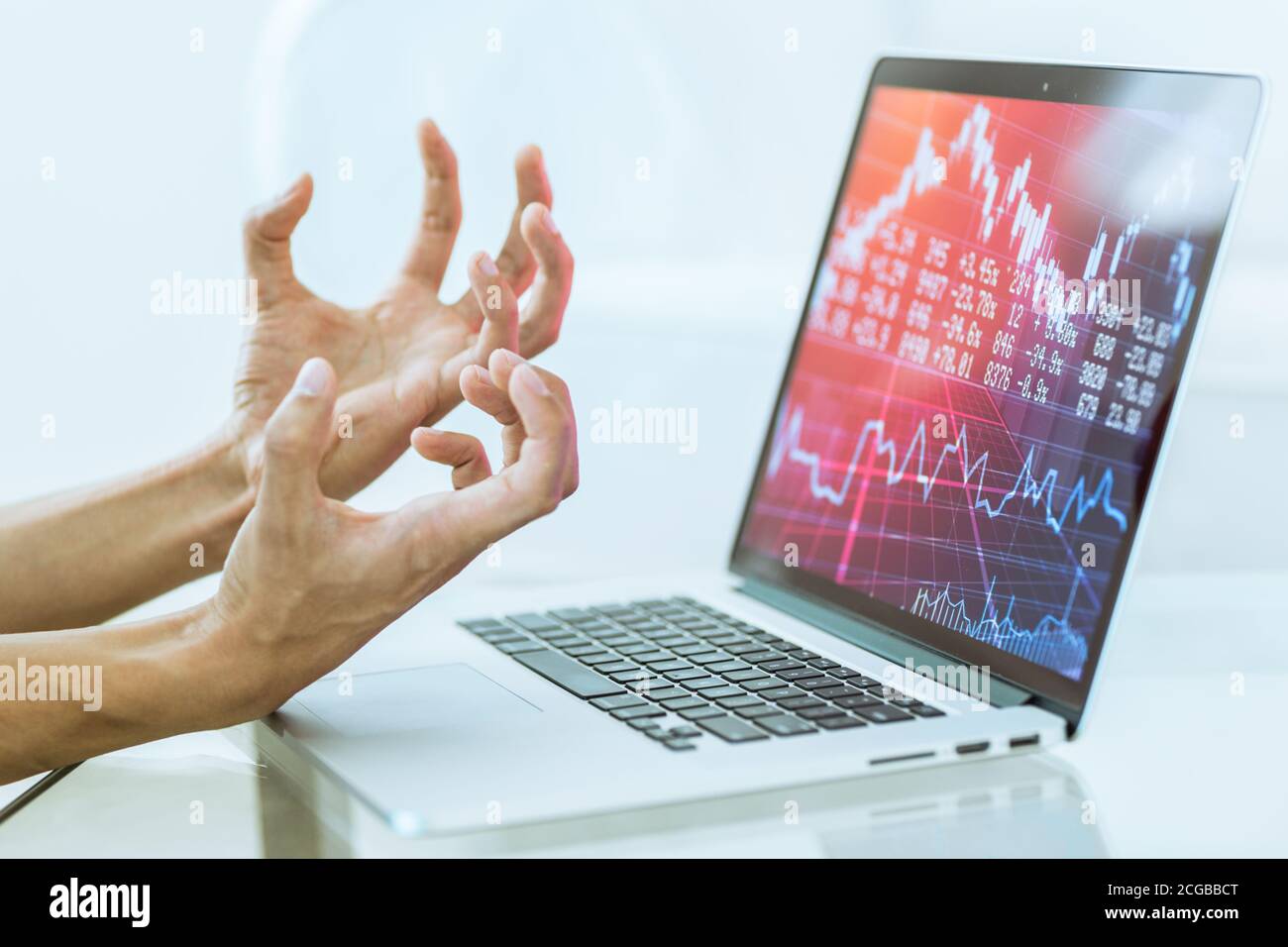 Crollo del mercato azionario finanziario. Il gesto stressato della mano dell'investitore come perdita dei soldi sul suo cliente in linea di investimento mentre usando un calcolatore del portatile. Foto Stock