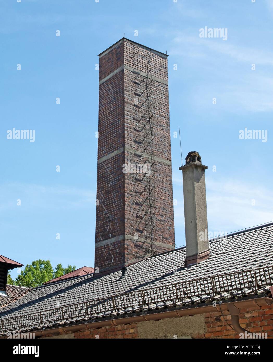 Dachau, Baviera, Germania - 13 luglio 2020: Costruzione dei crematori e della camera a gas del campo di concentramento di Dachau Foto Stock