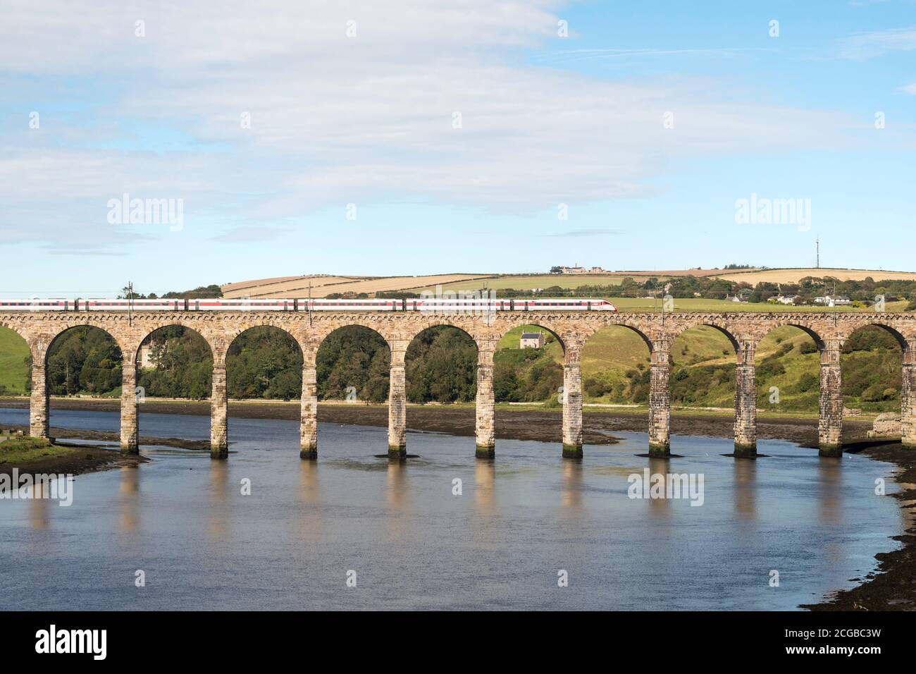 TRENO LNER Azuma che attraversa il Royal Border Bridge sul fiume Tweed, Berwick Upon Tweed, Northumberland, Inghilterra, Regno Unito Foto Stock