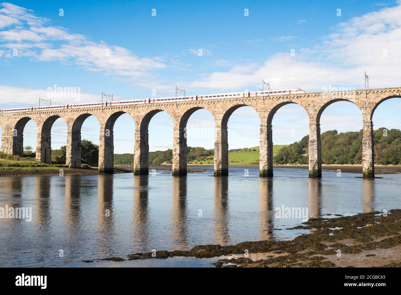TRENO LNER Azuma che attraversa il Royal Border Bridge sul fiume Tweed, Berwick Upon Tweed, Northumberland, Inghilterra, Regno Unito Foto Stock