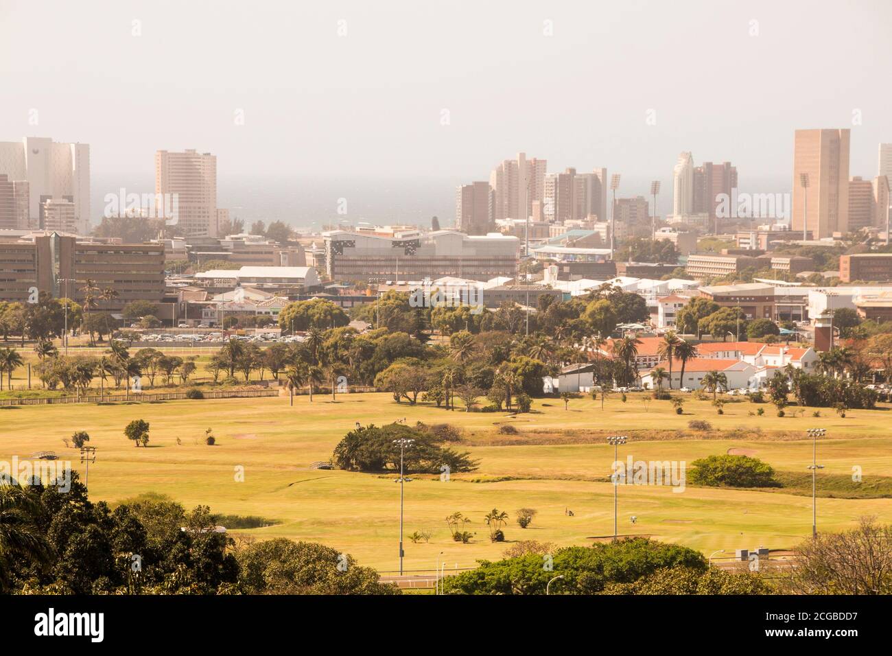Edifici del centro di Durban come mostrato da berea con golf corso in primo piano Foto Stock