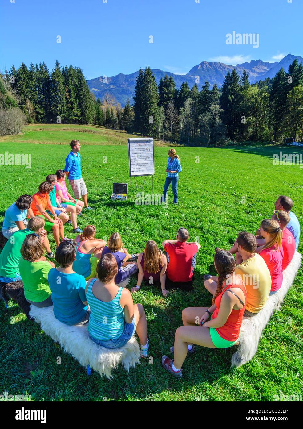 Un gruppo in un team building corso di formazione Foto Stock