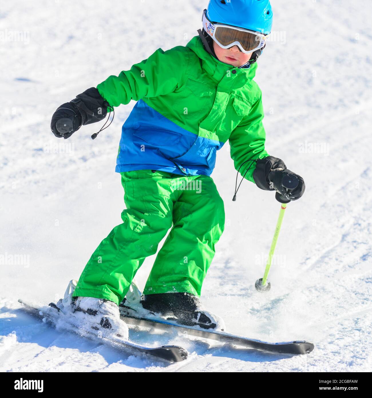 I piccoli sciatori imparano a sciare su una pista ben preparata e si divertono molto. Foto Stock