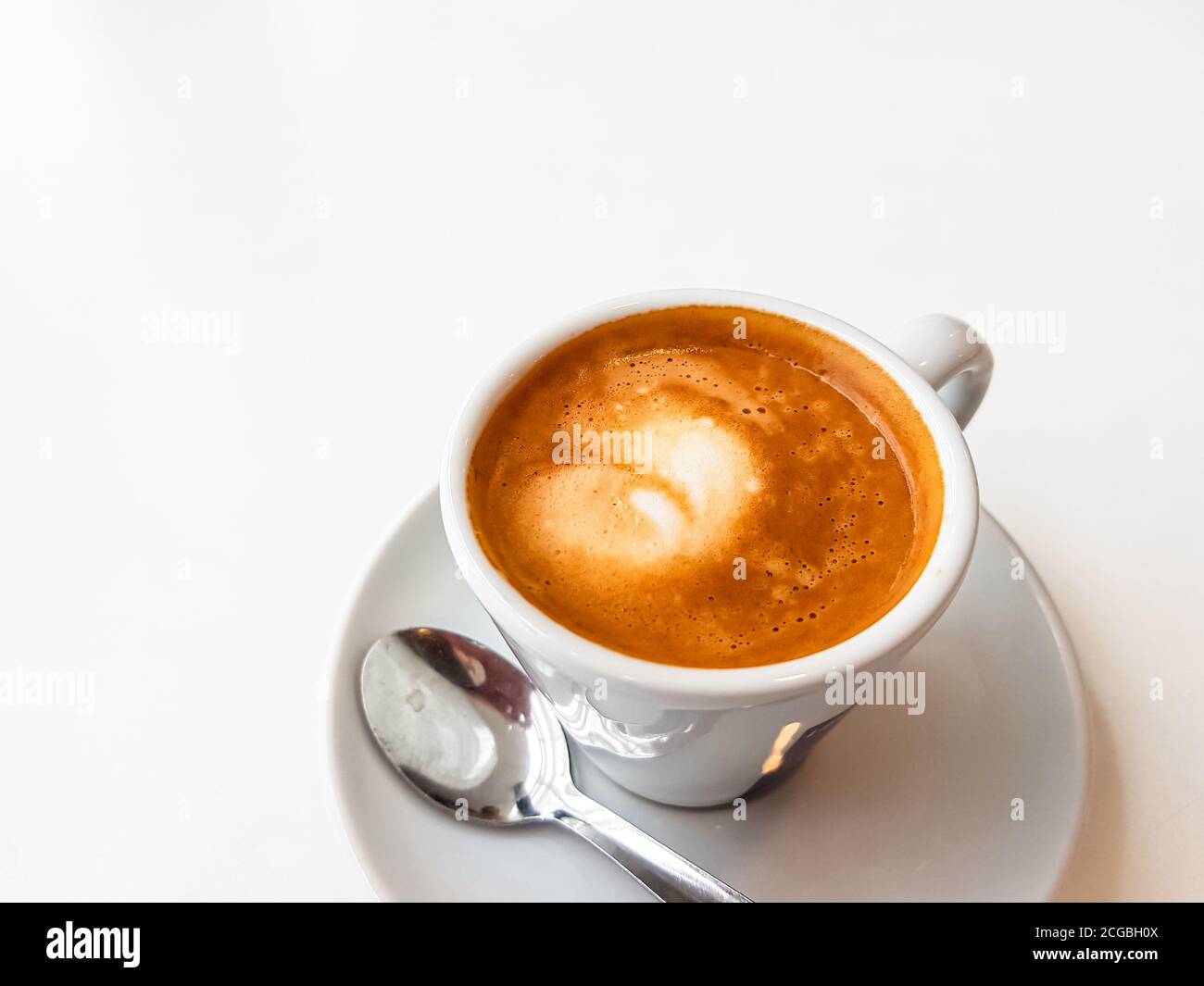 Caffè cortado-spagnolo con latte in una piccola tazza. Foto Stock