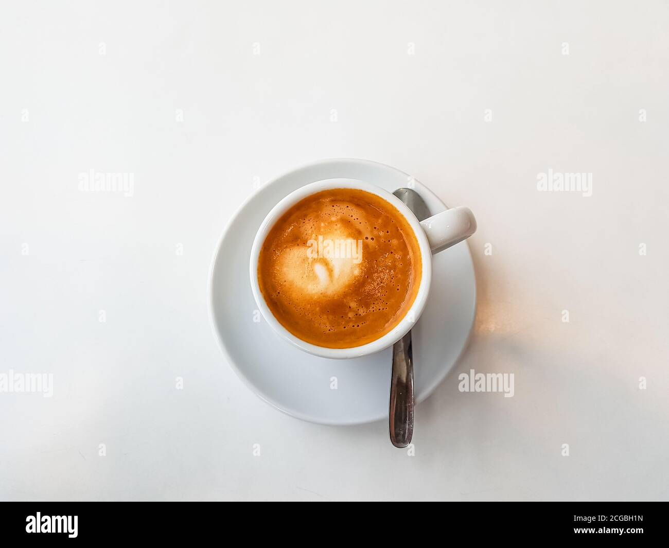 Caffè cortado-spagnolo con latte in una piccola tazza. Foto Stock