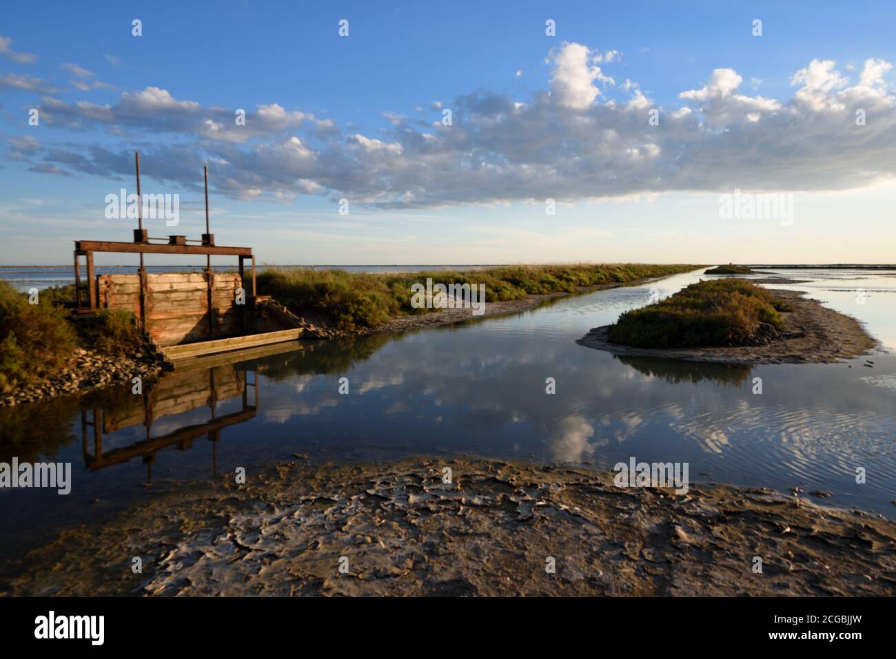 Metallo & legno verticale sollevamento saracinesca usato per il controllo Livelli d'acqua nel lago Etang de la Dame nel Zone umide della Camargue o Riserva Naturale Provenza Foto Stock