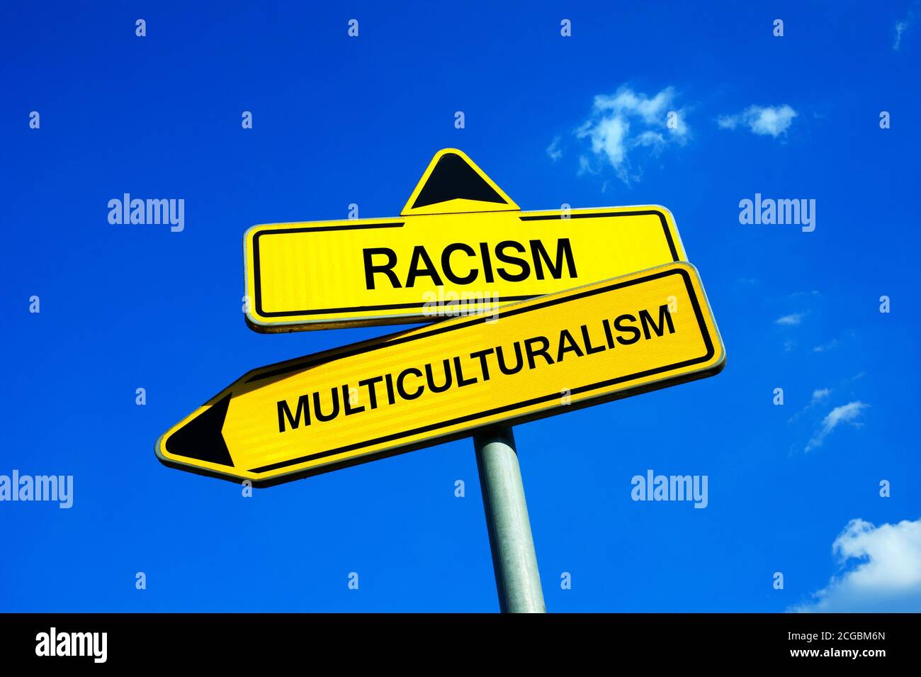 Razzismo vs Multiculturalismo - segnale di traffico con due opzioni - atteggiamento verso la differenza razziale, etnica e culturale. Odio, xenofobia e intolleranza Foto Stock