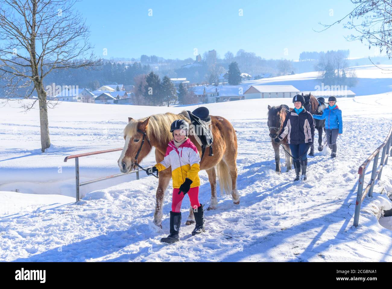 Tre donne che cavalcano a cavallo nella natura dell'enca Foto Stock