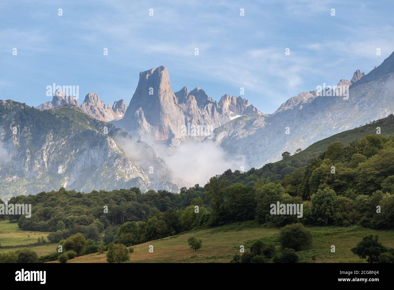 Naranjo de Bulnes, conosciuto come Picu Urriellu, dal punto panoramico di Pozo de la Oracion nel Parco Nazionale di Picos de Europa, Asturie in Spagna Foto Stock