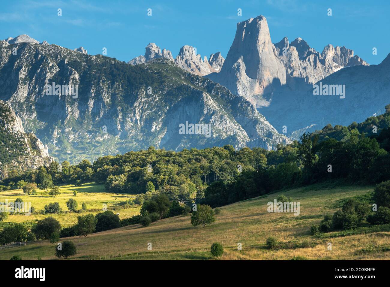 Naranjo de Bulnes, conosciuto come Picu Urriellu, dal punto panoramico di Pozo de la Oracion nel Parco Nazionale di Picos de Europa, Asturie in Spagna Foto Stock