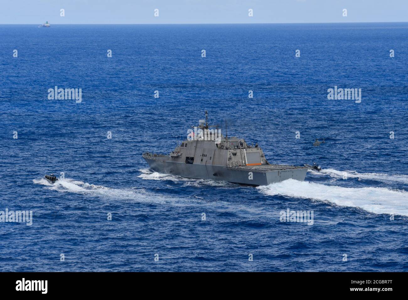 200907-N-YD864-1183 OCEANO ATLANTICO (SETTEMBRE 7, 2020) - un MQ-8B 'Fire Scout' e due imbarcazioni gonfiabili a scafo rigido (RHIBS) conducono la visita, bordo, ricerca e sequestro (VBSS) addestramento insieme alla nave da combattimento litoral Freedom-Variant USS Sioux City (LCS 11). Sioux City viene dispiegata nell'area di responsabilità del comando meridionale degli Stati Uniti per sostenere la missione della Joint Interagency Task Force South, che include la lotta al traffico illecito di droga nei Caraibi e nel Pacifico orientale. (STATI UNITI Navy foto di Mass Communication Specialist Seaman Juel Foster/Released) Foto Stock