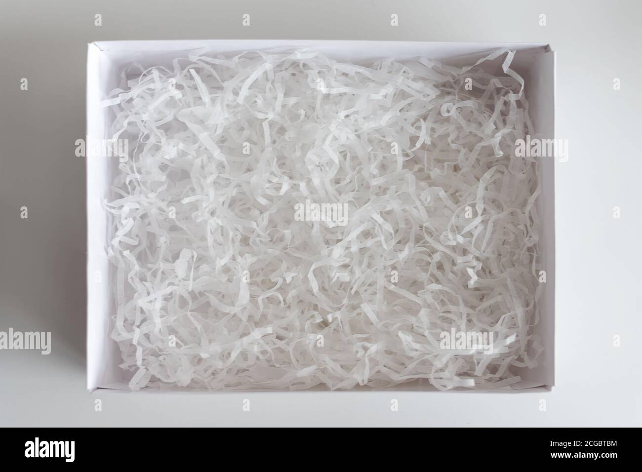 Confezione regalo aperta con paglia decorativa, riempitivo, trucioli. Scatola di carta per il posizionamento o montaggio del prodotto. Presenta la confezione. Vista dall'alto, disposizione piatta Foto Stock