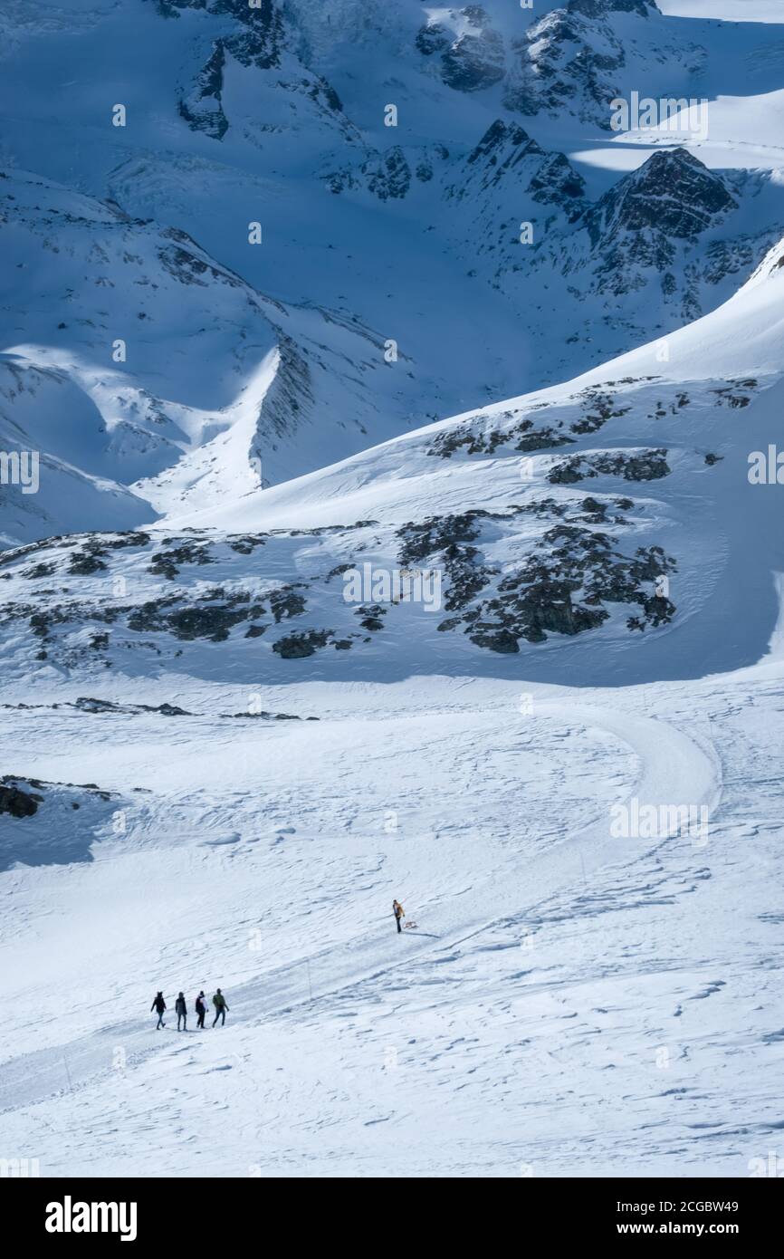 Zermatt, Svizzera - Feb 18 2020: Persone che camminano in montagna nella regione del Cervino in inverno. Foto Stock