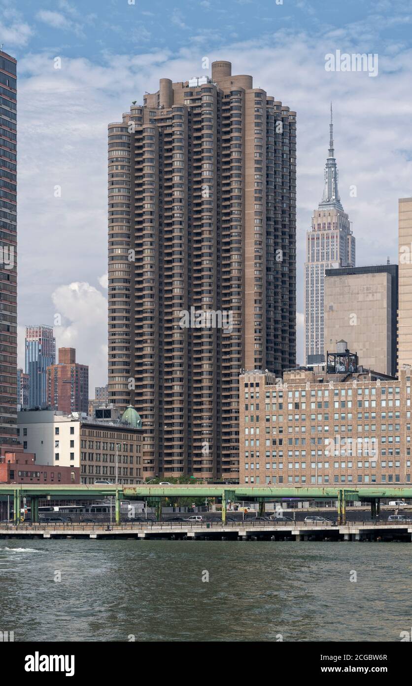 Una foto di un giorno della Corinzia, Manhattan New York, USA. Costruzione completata nel 1988. Tratto dal fiume Hudson. Foto Stock