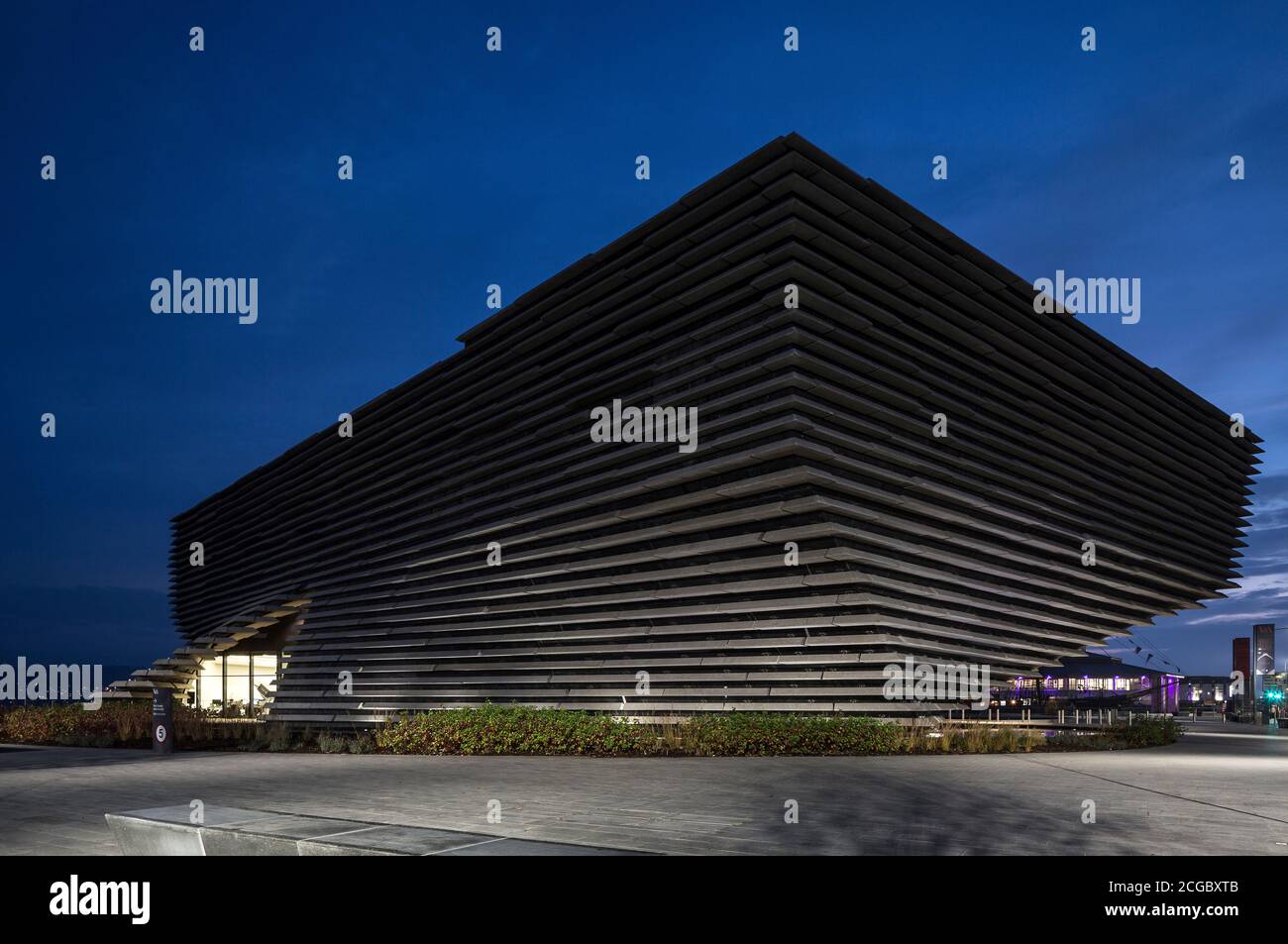 Il V&A Museum, inaugurato di recente, Dundee, Scozia, Regno Unito, al tramonto, un museo di design moderno aperto nel settembre 2018. Foto Stock