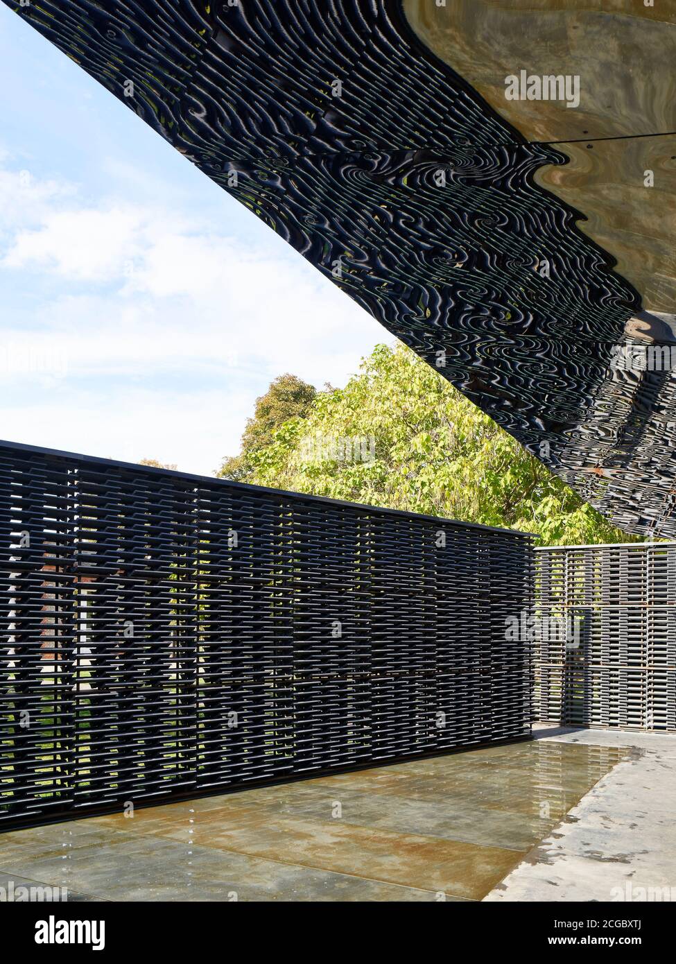 Interno del Padiglione Serpentine 2018 sul prato della Galleria Serpentine a Kensington Gardens, Londra UK. Progettato dall'architetto messicano Frida Escobedo. Foto Stock