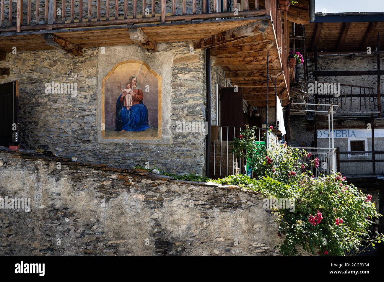 Elva, Cuneo: Affresco raffigurante la Vergine col Bambino in un tipico edificio montano Foto Stock