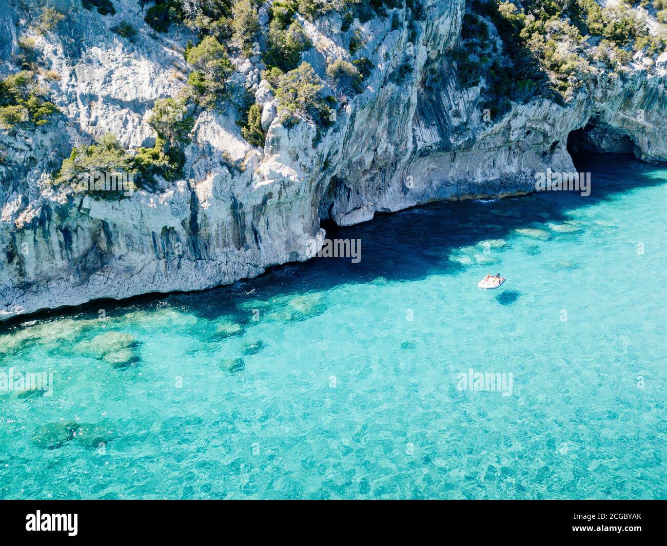 Cala Luna, costa e grotte con acque turchesi del mare, Golfo di Orosei, Sardegna Foto Stock