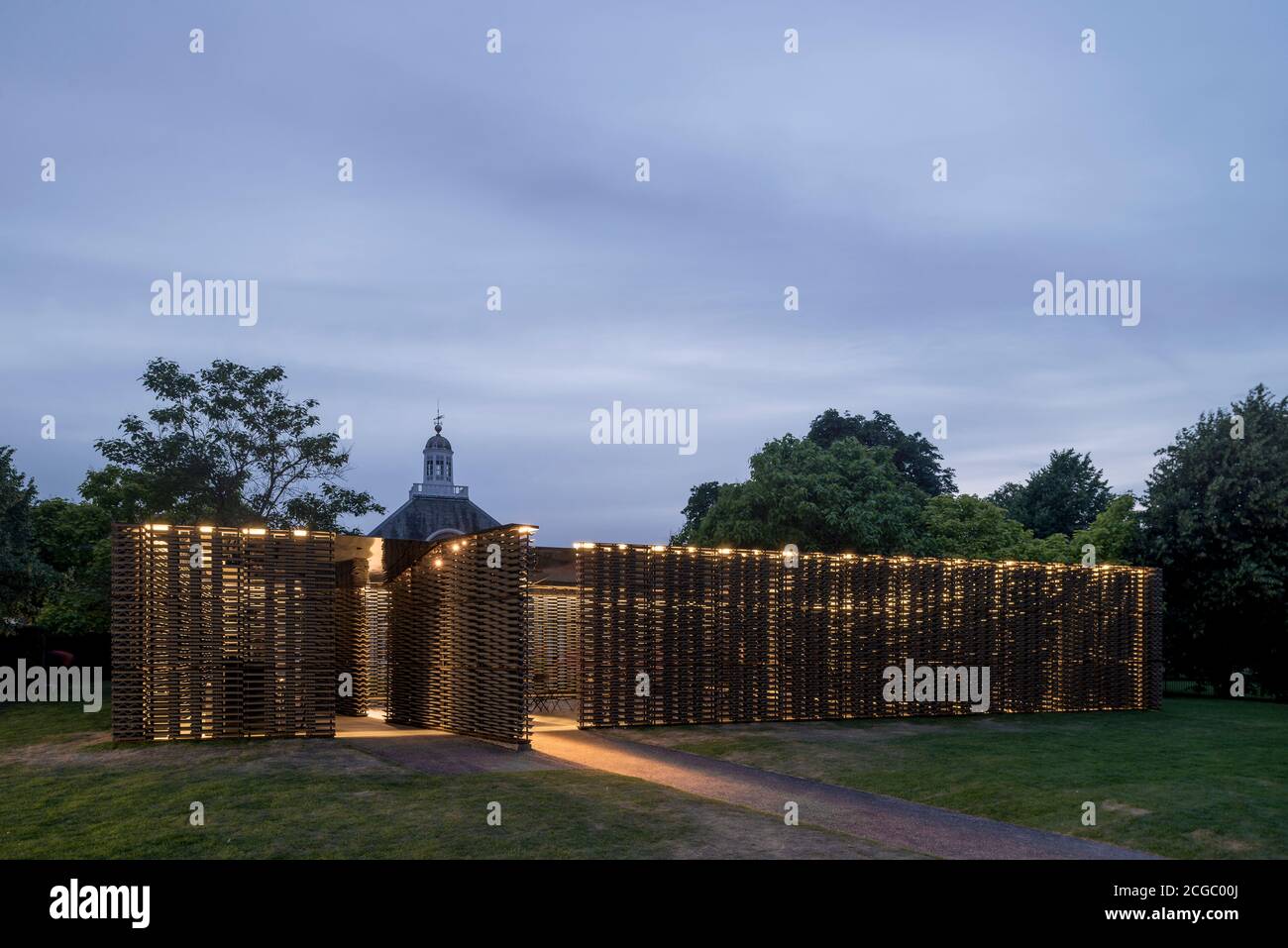 Il Padiglione della serpentina 2018 dell'architetto messicano Frida Escobedo, installato di fronte alla Serpentine Gallery, Kensington Gardens, Londra, Regno Unito. Foto Stock