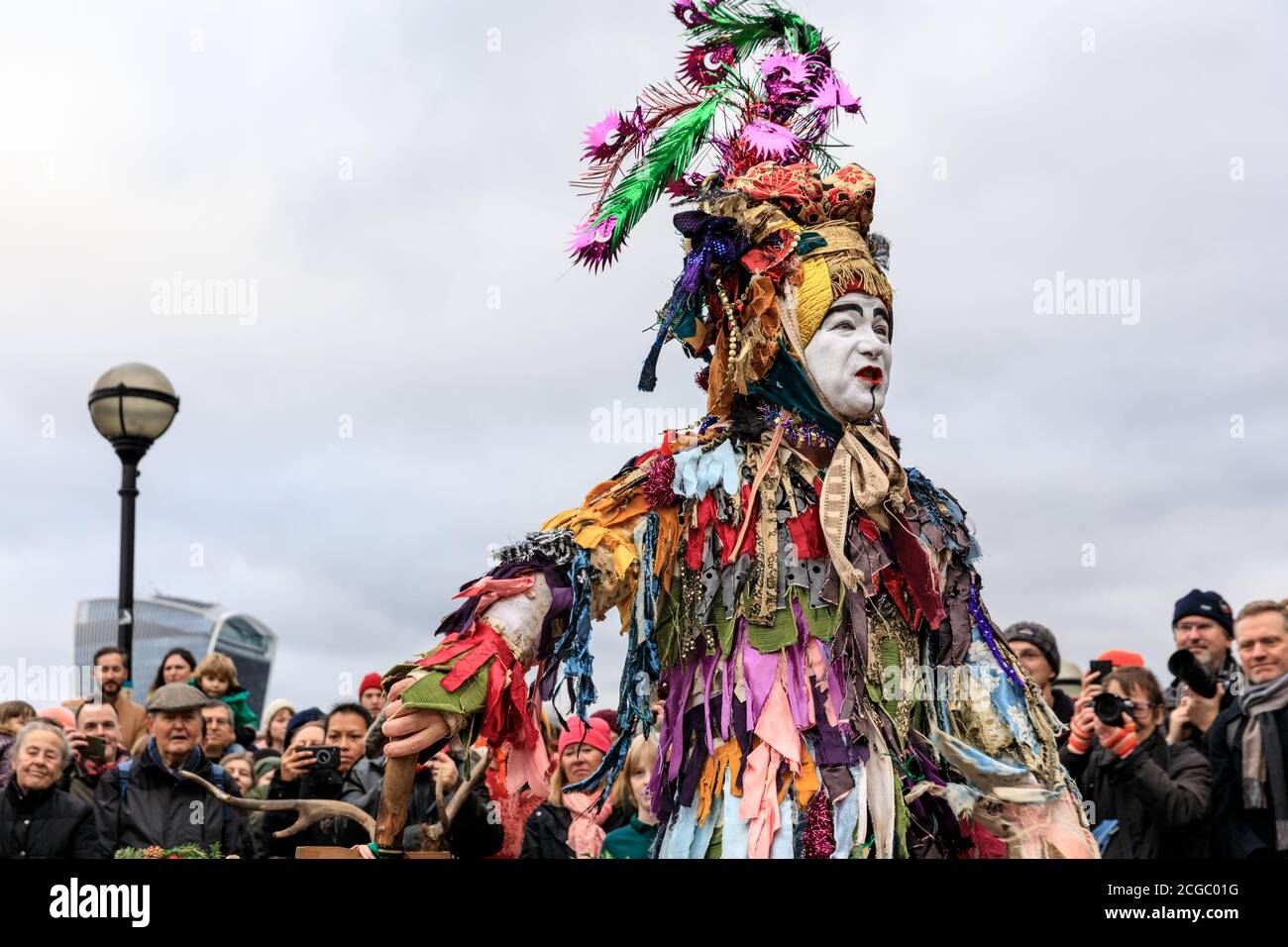 La celebrazione annuale della dodicesima notte, eseguita dai Lions Part Players, la processione delle performance teatrali, Bankside, Londra, Inghilterra Foto Stock