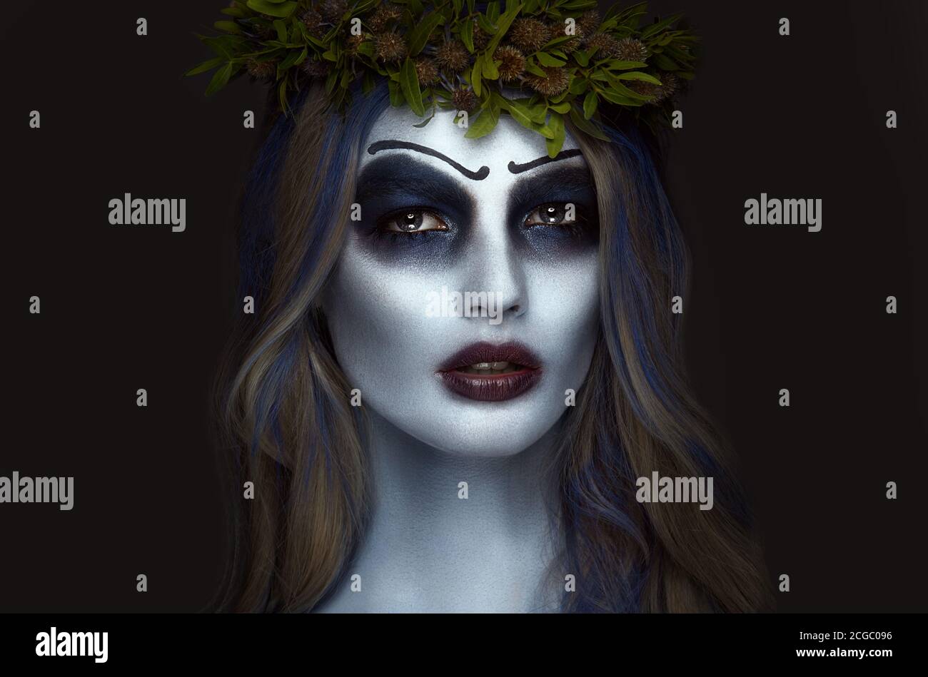 Ritratto di una terribile sposa spaventosa di Corpse in corona con fiori morti, halloween trucco Foto Stock