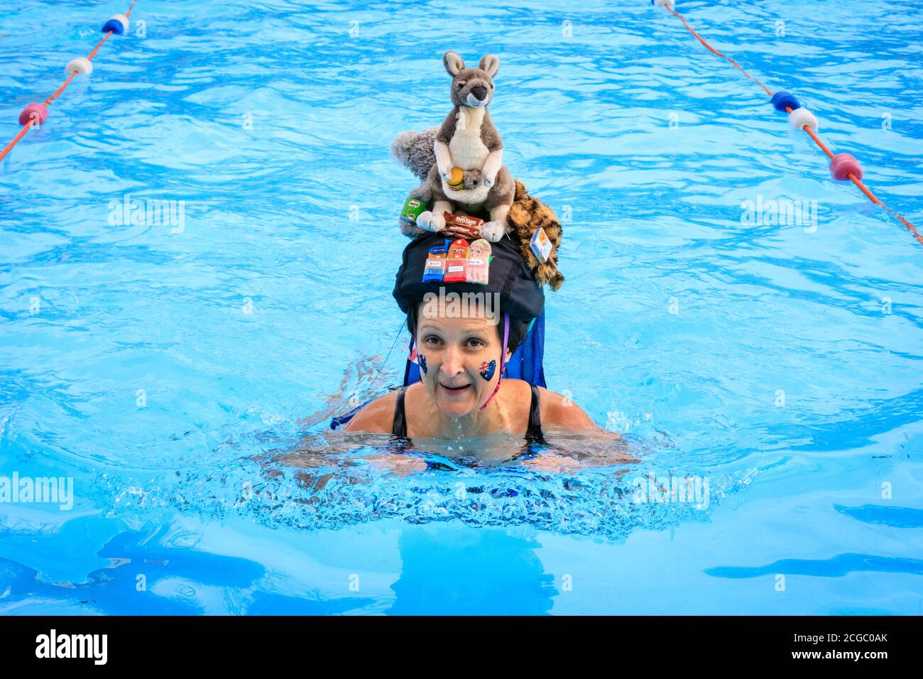 Concorrenti del campionato britannico di nuoto in acqua fredda, Toting Bec Lido, Londra, Inghilterra, Regno Unito Foto Stock